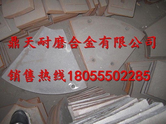 山東建機(jī)750砼攪拌機(jī)口襯板、中葉片、側(cè)刮刀生產(chǎn)廠商